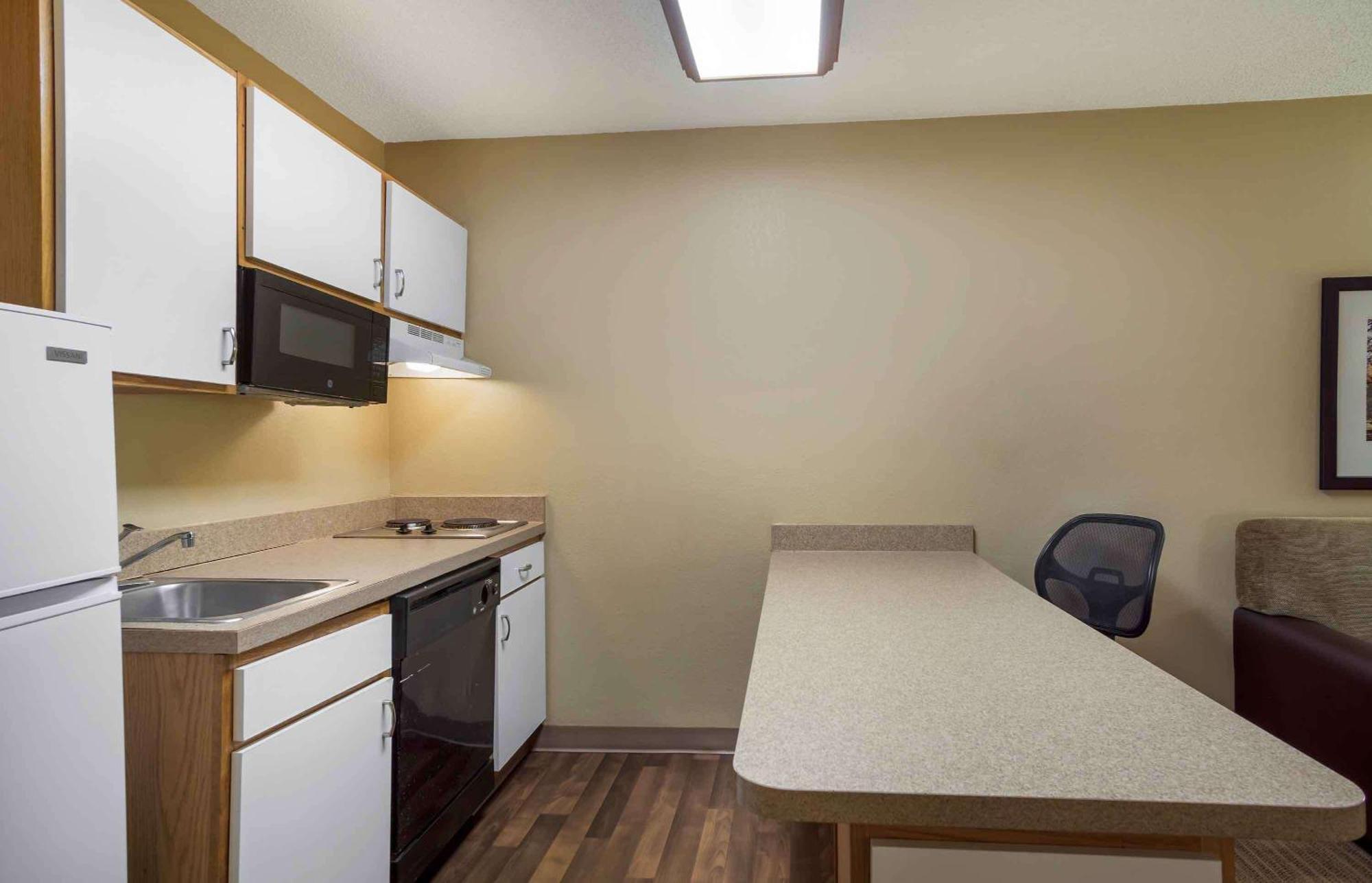 Extended Stay America Select Suites - Providence - Airport Уорик Экстерьер фото