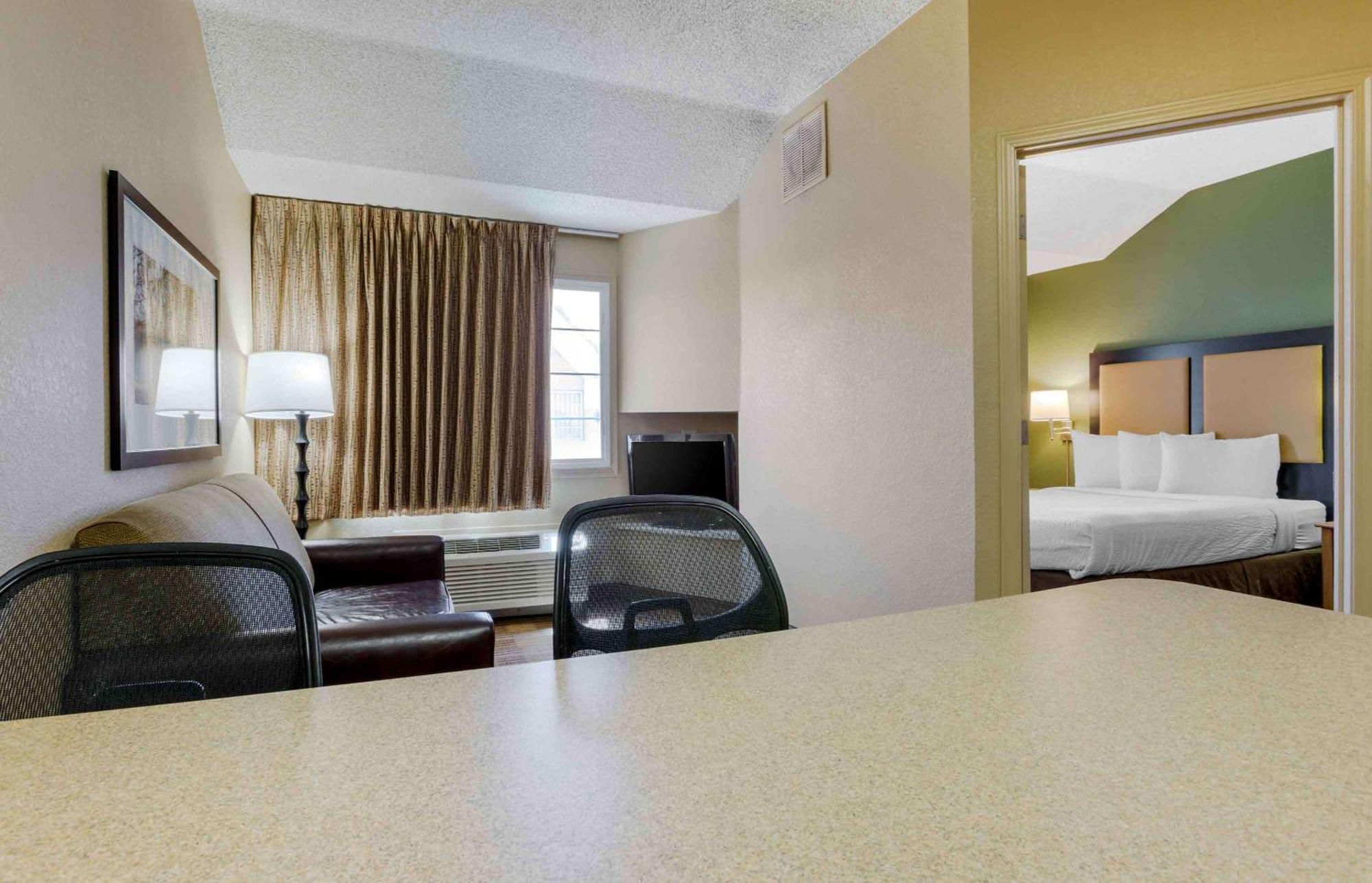 Extended Stay America Select Suites - Providence - Airport Уорик Экстерьер фото